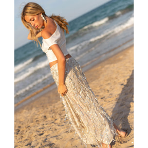 Top de mujer asimétrico con corte crop ajustado.