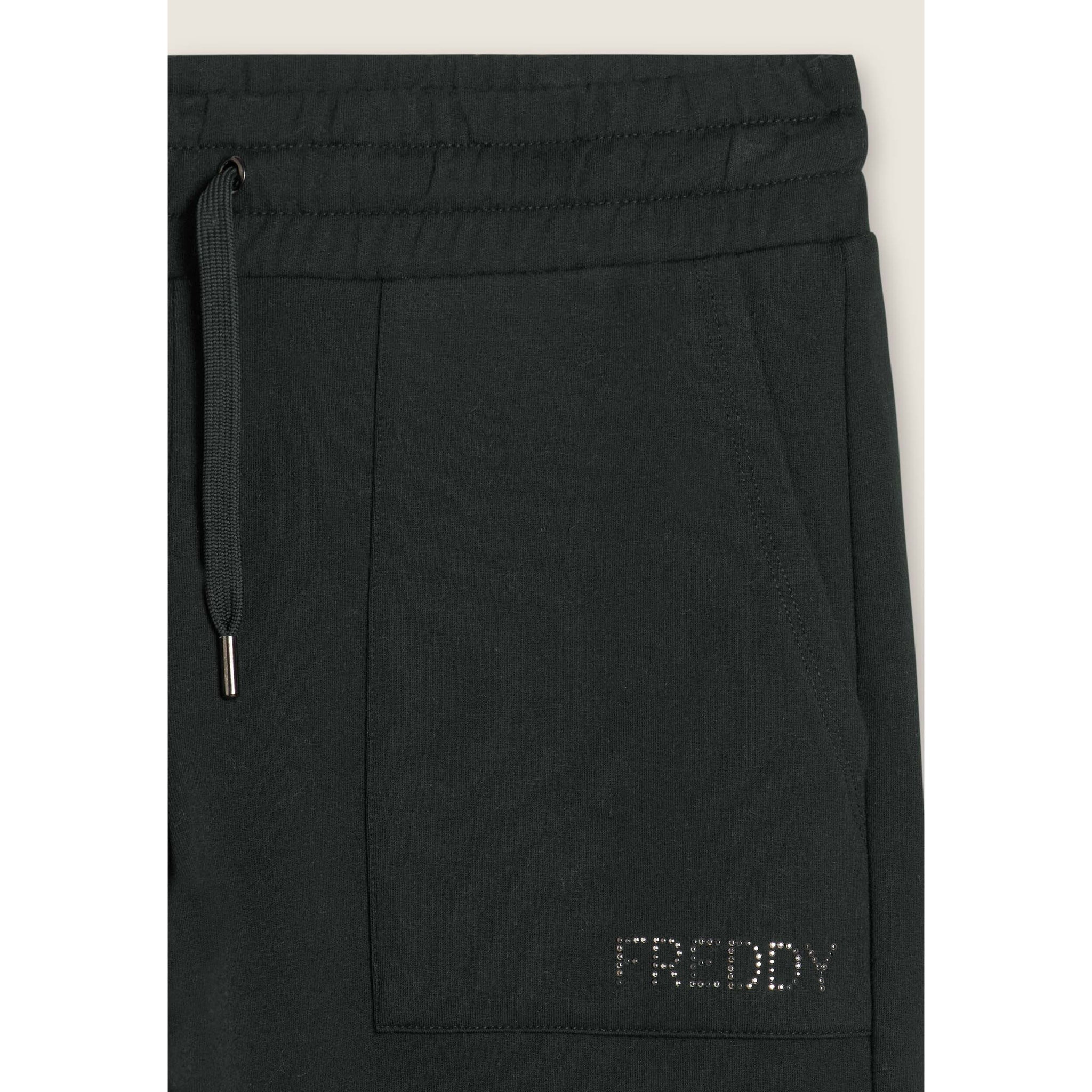 Pantaloni con fondo elasticizzato e tasche applicate
