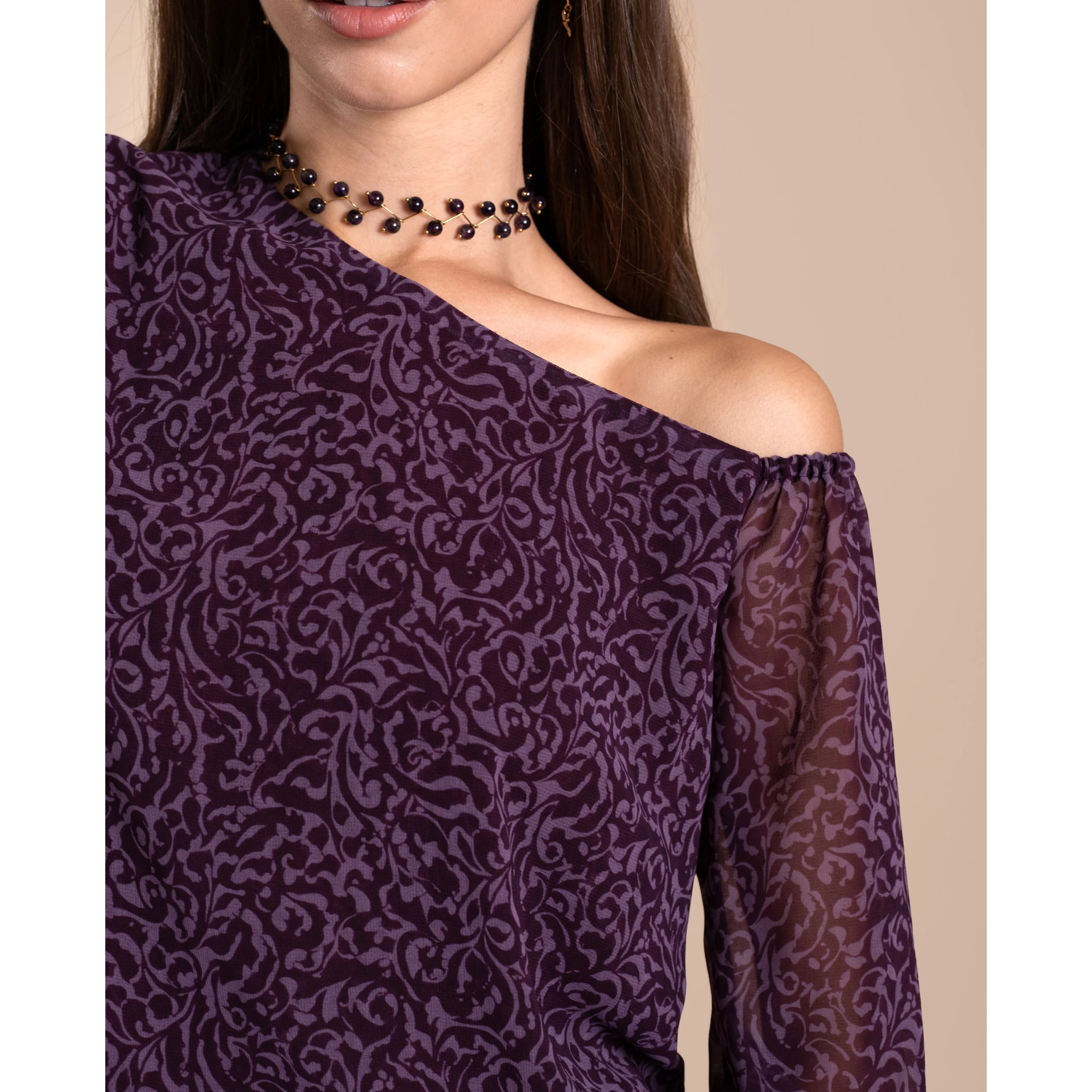 Blusa de escote asimétrico con hombro al descubierto