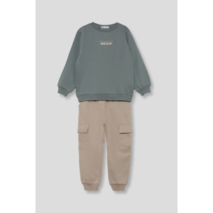 Conjunto niño sudadera verde y beige y pantalón jogger cargo, estampado Soccer y bolsillos laterales | Color: Verde pardo | Street Monkey