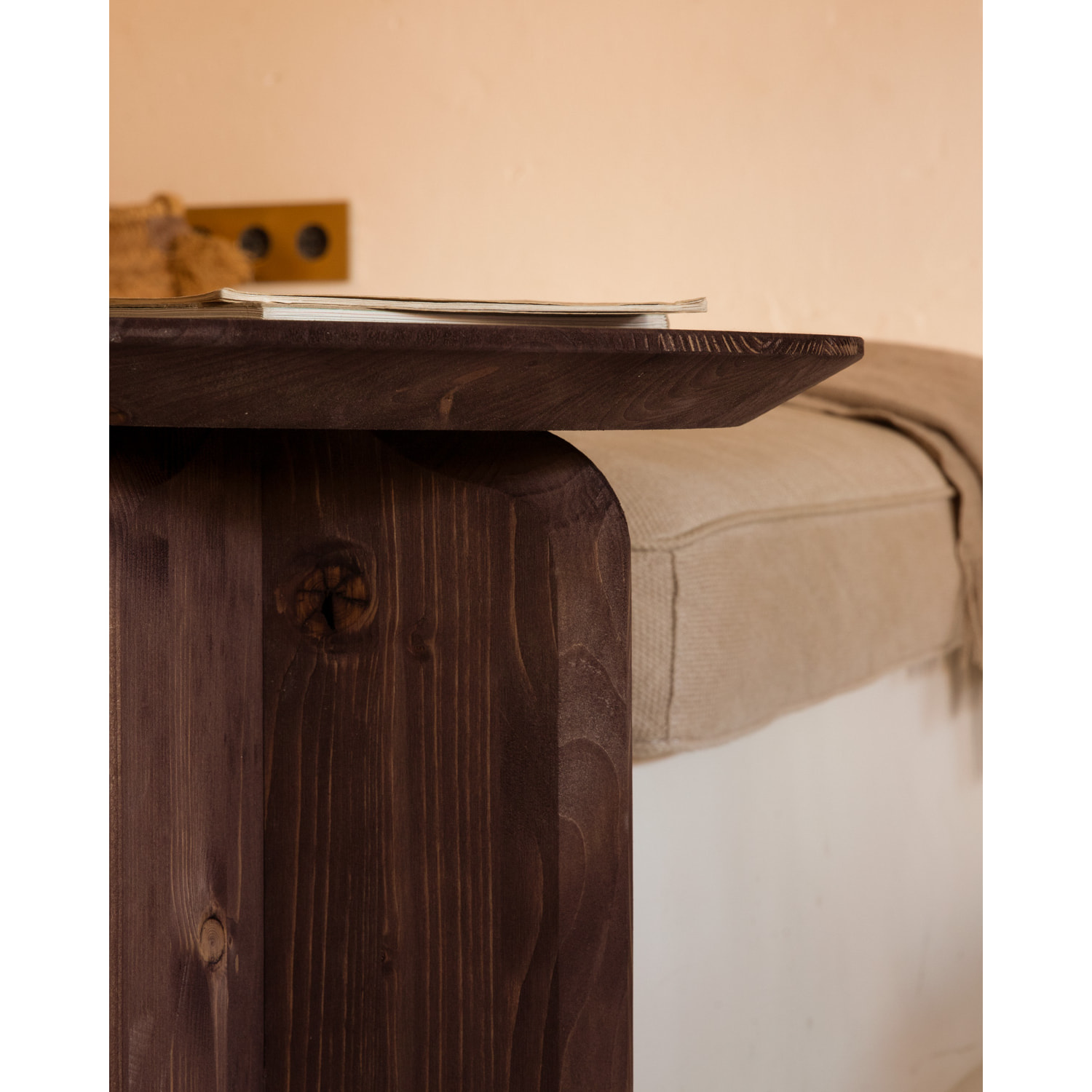 Table d’appoint en bois massif noyer de 50x45cm Hauteur: 50 Longueur: 45 Largeur: 45
