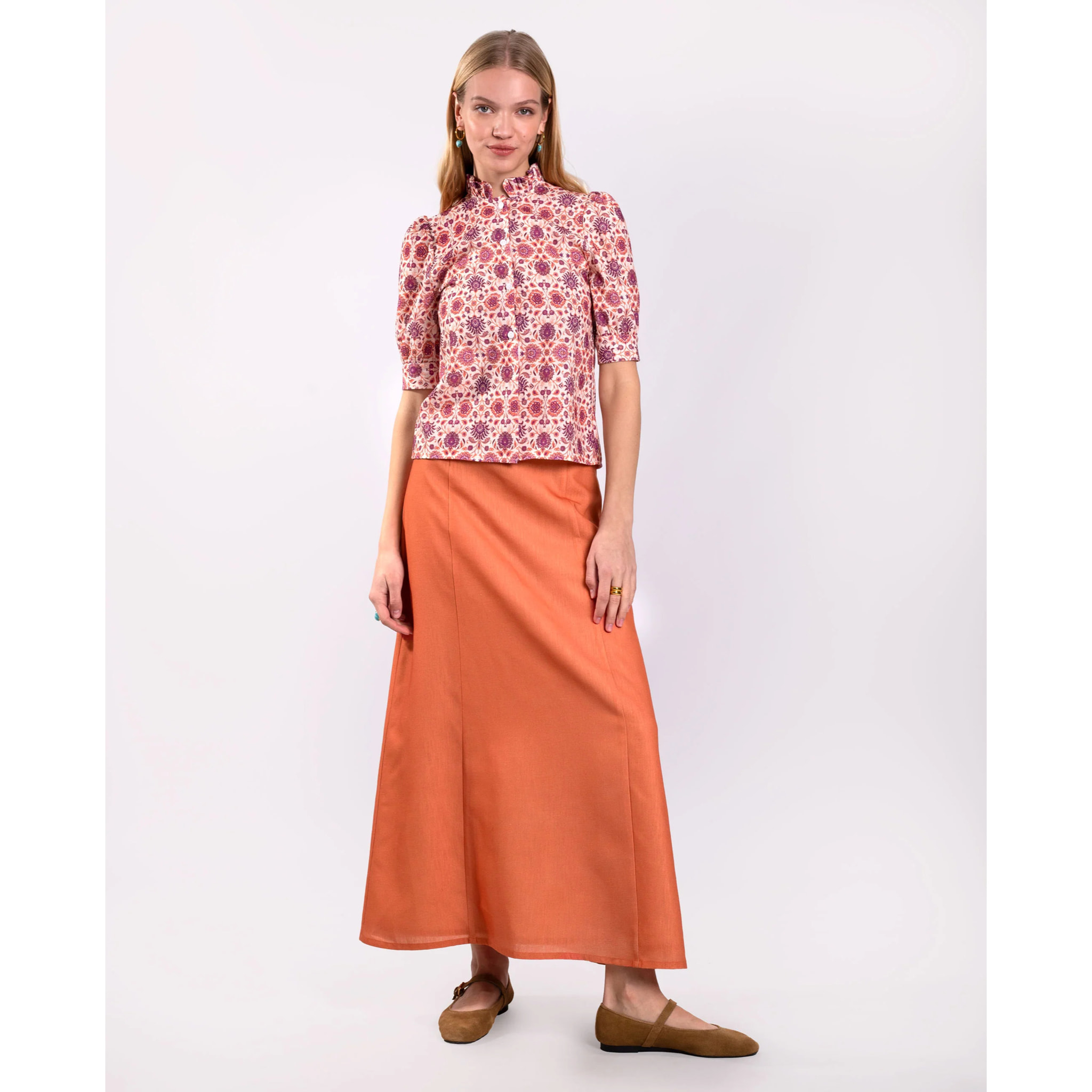 Camisa de mujer con manga corta y estampado floral