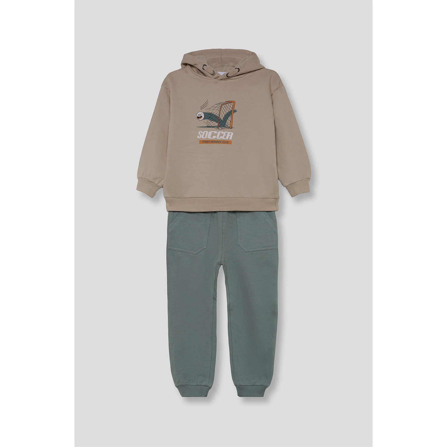 Conjunto niño sudadera con capucha tostado y verde y pantalón jogger, estampado de fútbol y bolsillos | Color: Tostado | Street Monkey