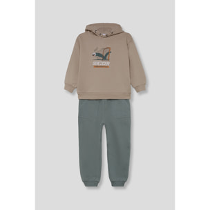 Conjunto niño sudadera con capucha tostado y verde y pantalón jogger, estampado de fútbol y bolsillos | Color: Tostado | Street Monkey