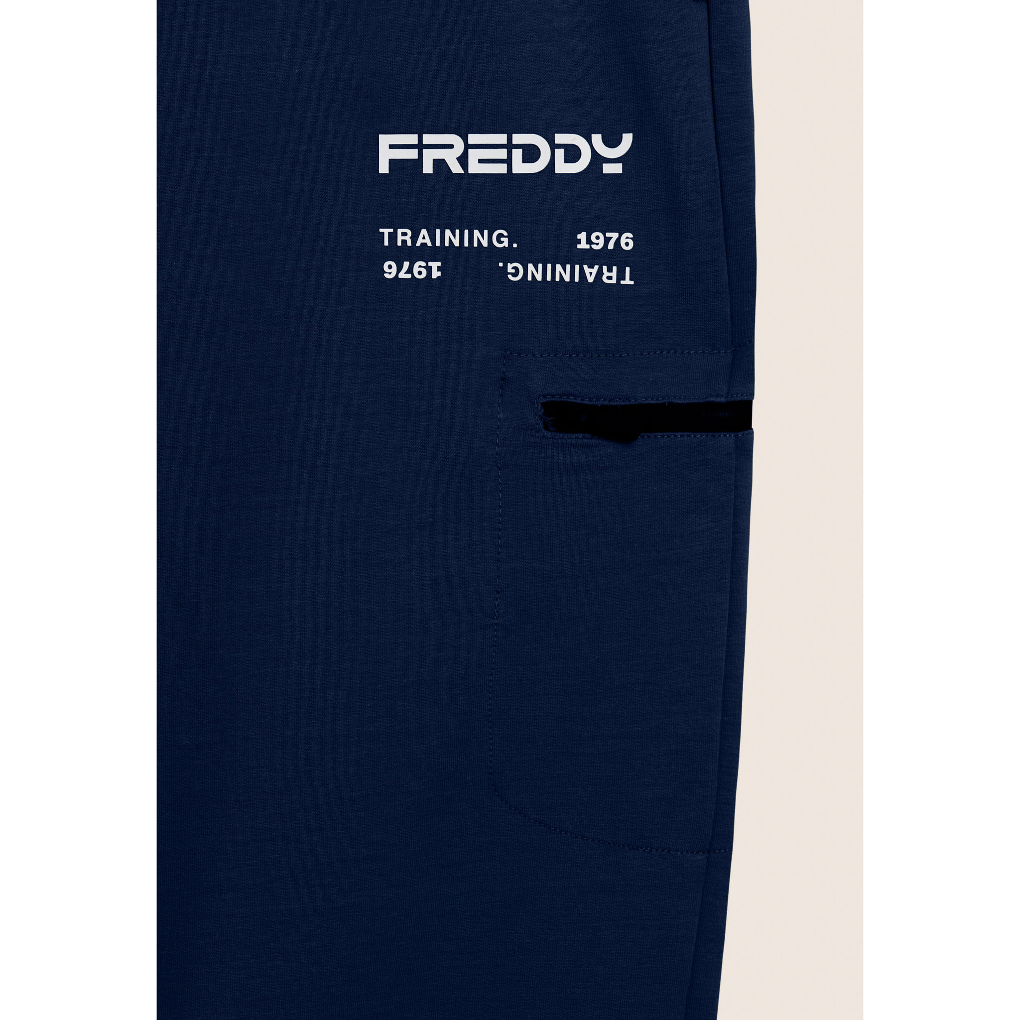 Pantaloni sportivi gamba dritta con tasca laterale e logo