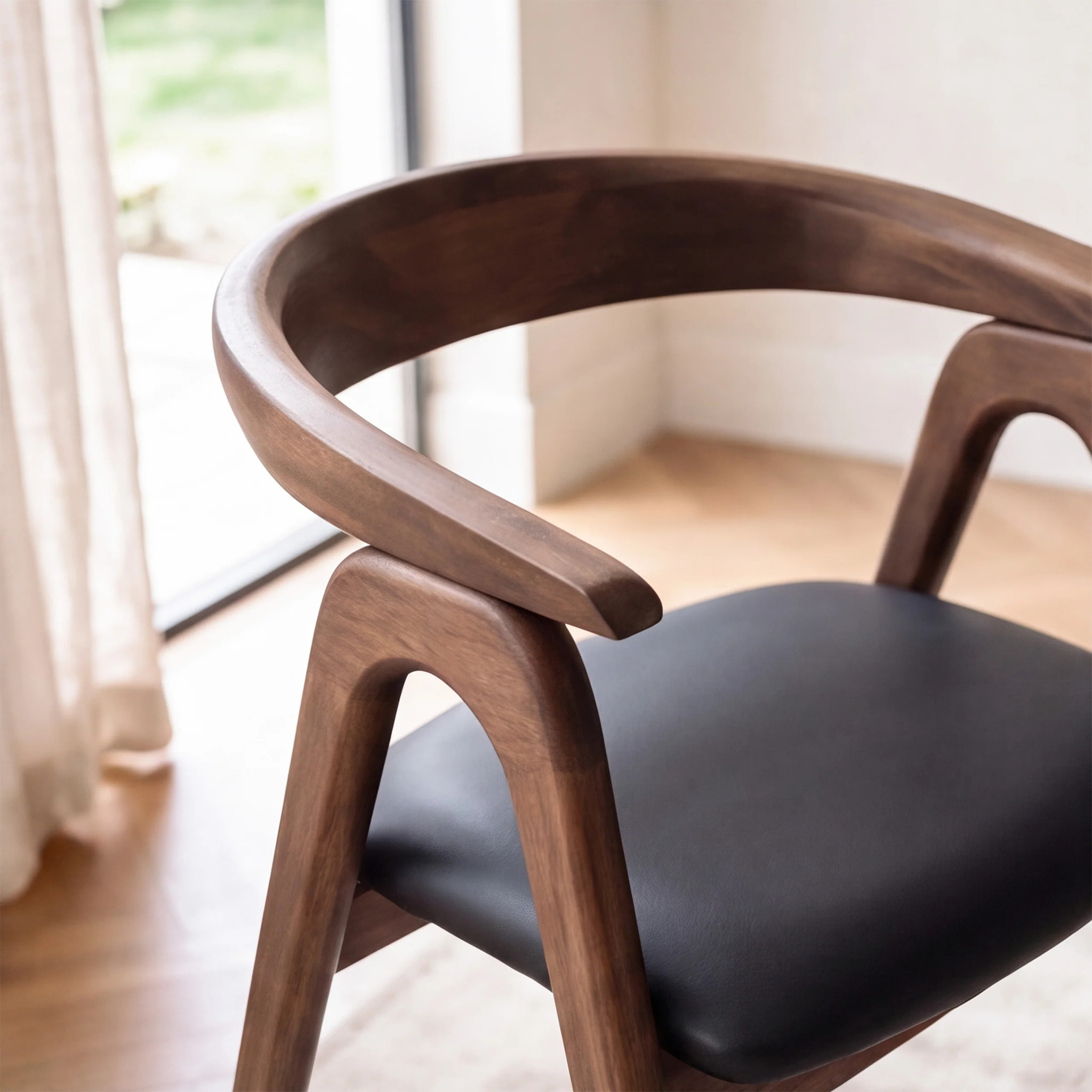Chaise en bois d'hévéa marron et cuir synthétique noir - Hawa