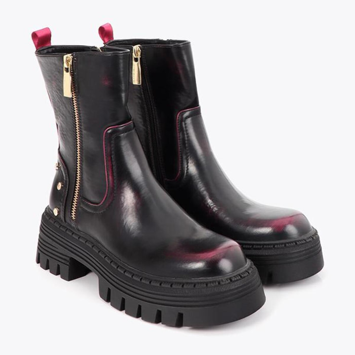 Stivaletto con effetto sfumato e dettagli metallici