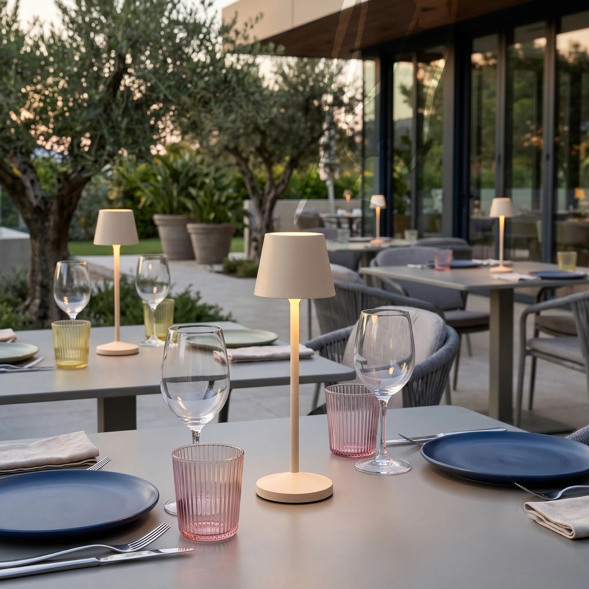 9 Lampe de table EMILY + Socle de charge
