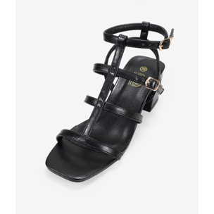 Sandalias de tacón negras con tiras y hebilla
