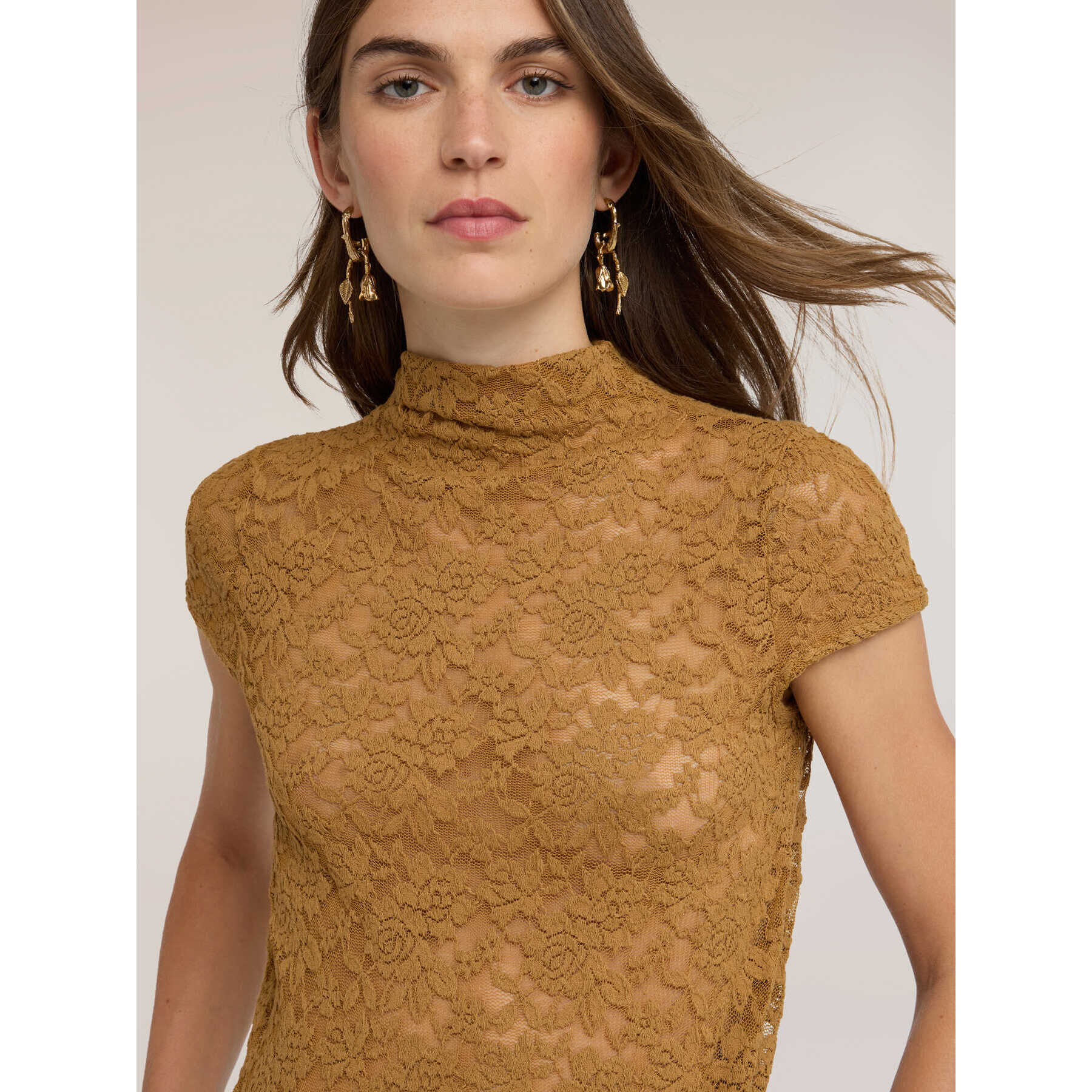 Motivi - T-shirt in pizzo con collo alto e orlo smerlato - Giallo