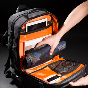 Mochila multi compartimento con capa impermeable. Toma exterior USB. Adaptable a Trolley.
