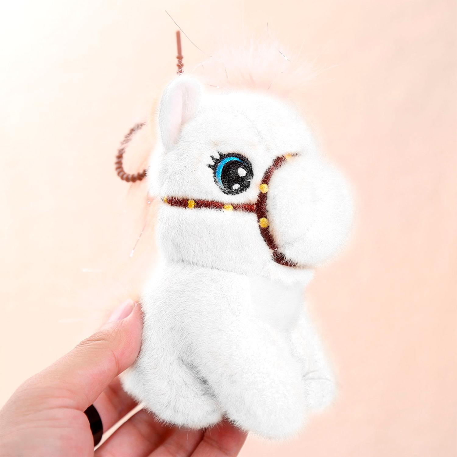 Peluche extra-morbido e soffice con ciondolo. Design puledro seduto bianco. 13 cm.