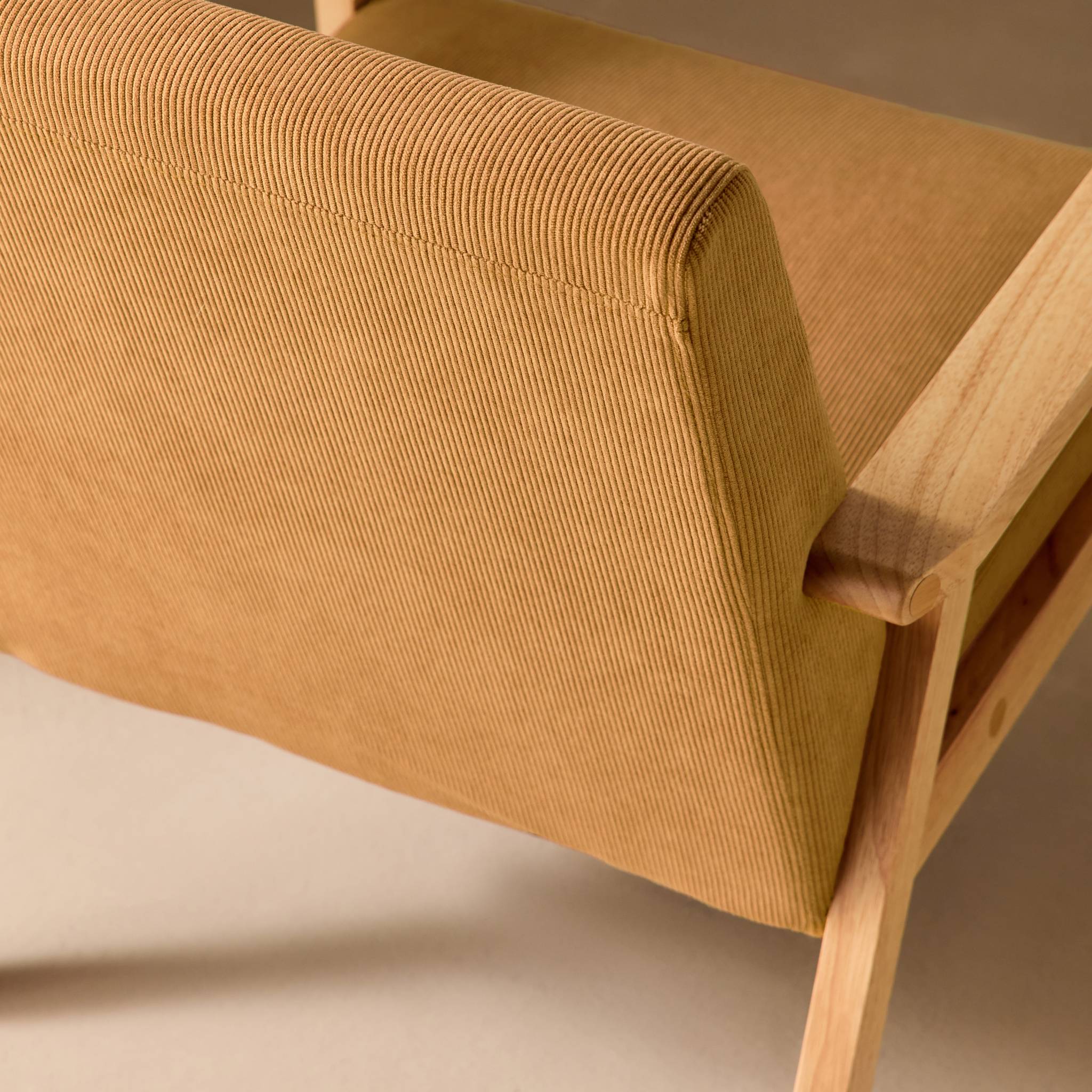 Fauteuil scandinave bois de peuplier, d'hévéa et velours côtelé ISAK