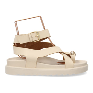 Sandalias cómodas de tiras mujer con adorno metálico.