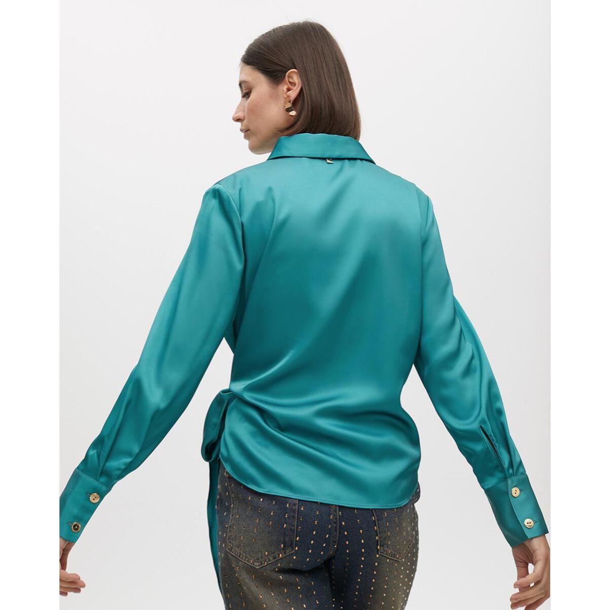 Camicia con Colletto e Dettaglio Nodo in Basso