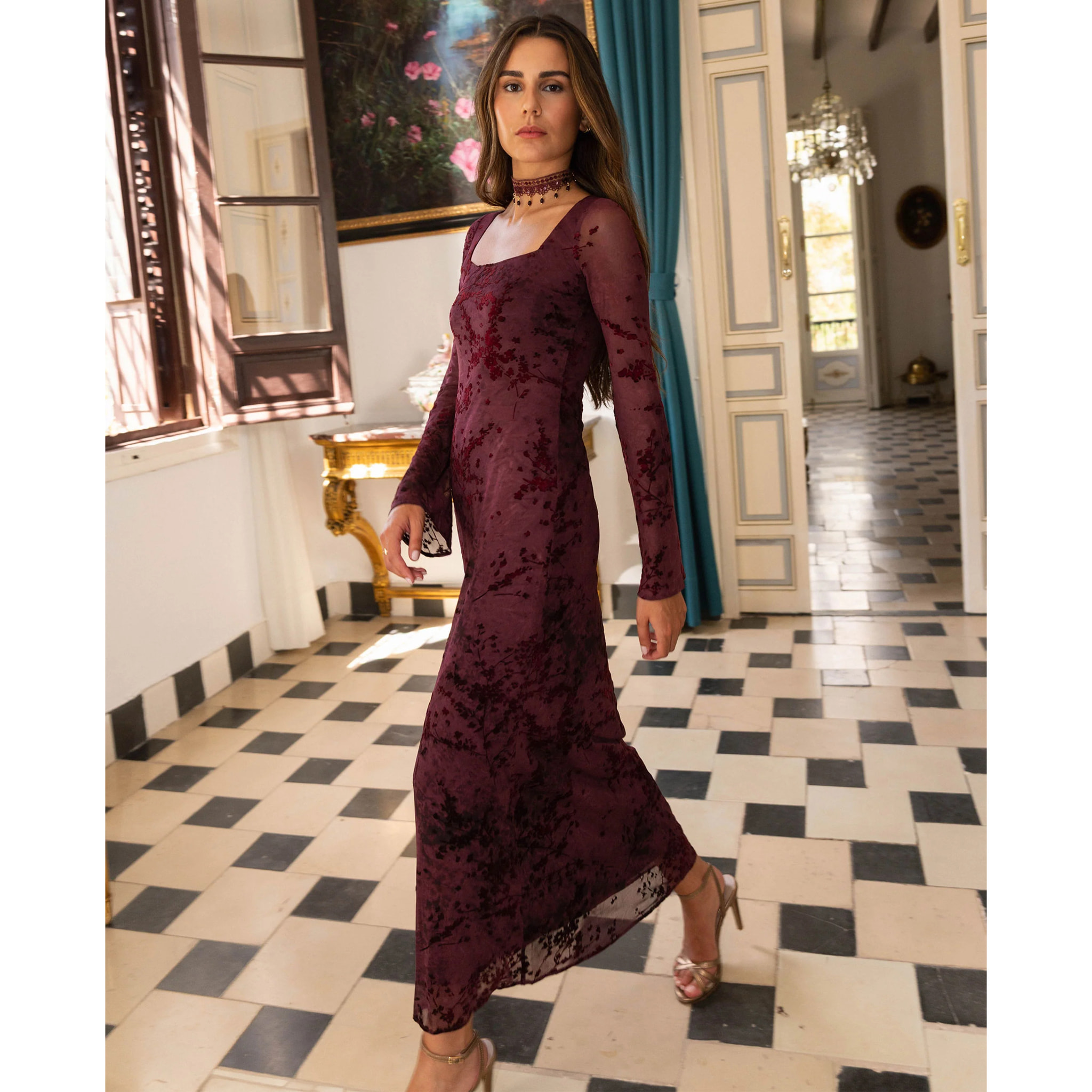 Vestido largo flocado granate con escote cuadrado de mujer