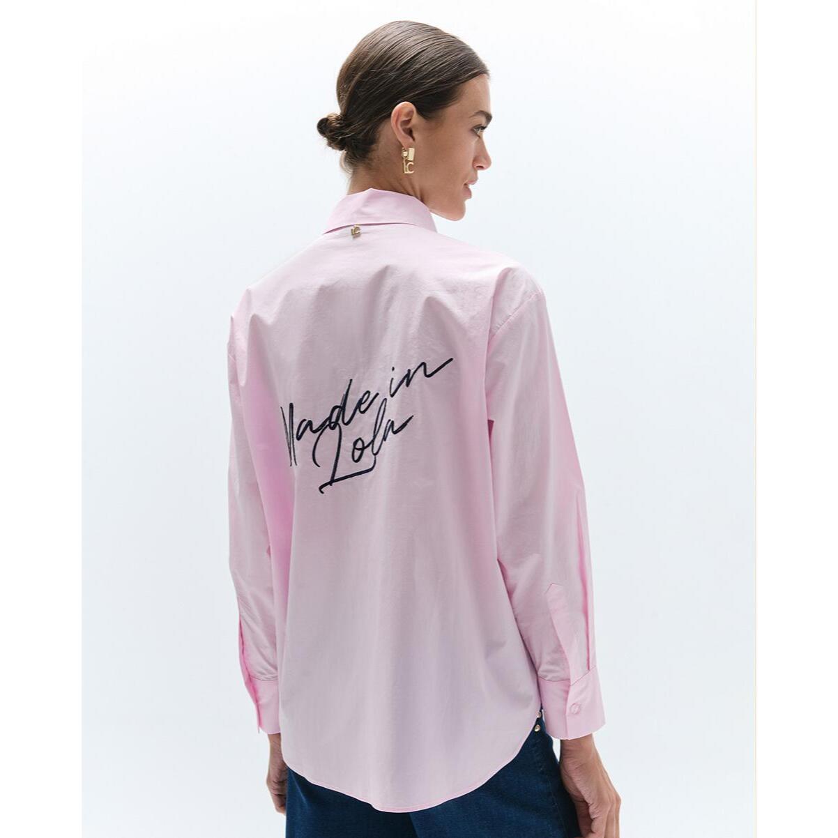 Camicia in popeline con dettagli e applicazioni.
