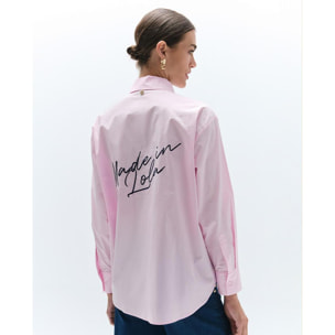 Camicia in popeline con dettagli e applicazioni.