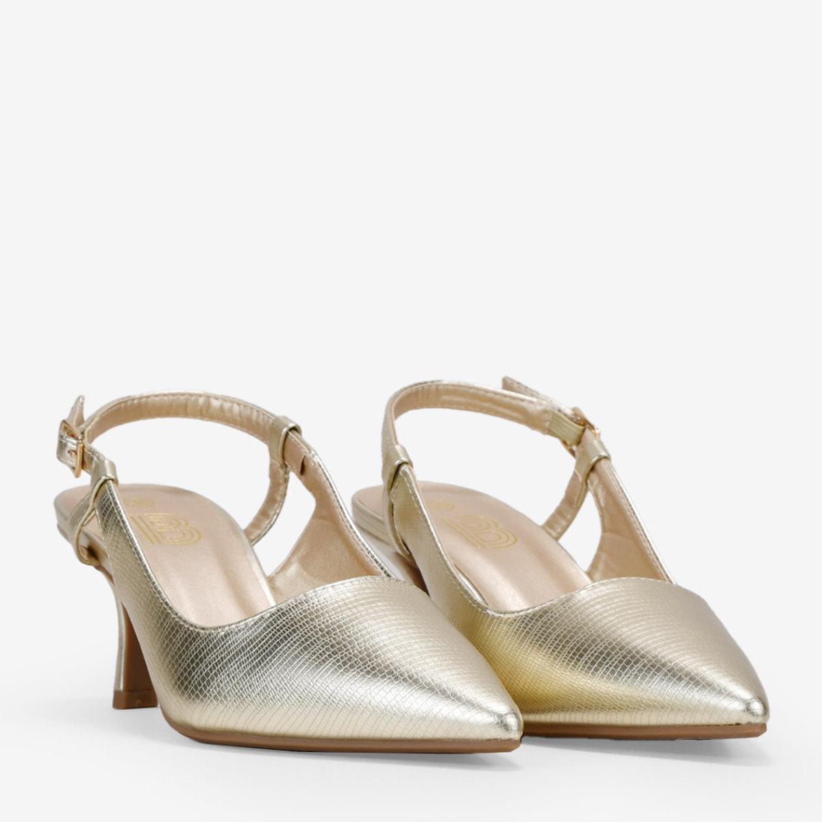 Zapatos de tacón oro con cierre de hebilla