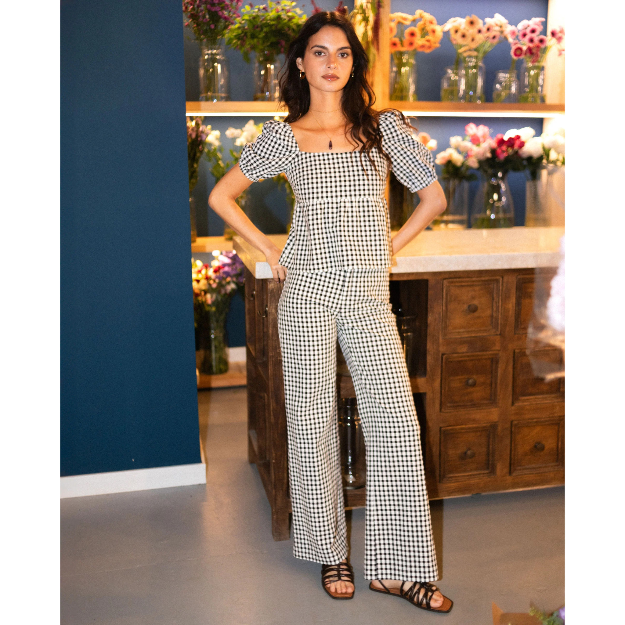 Pantalón de mujer acampanado con cuadros vichy