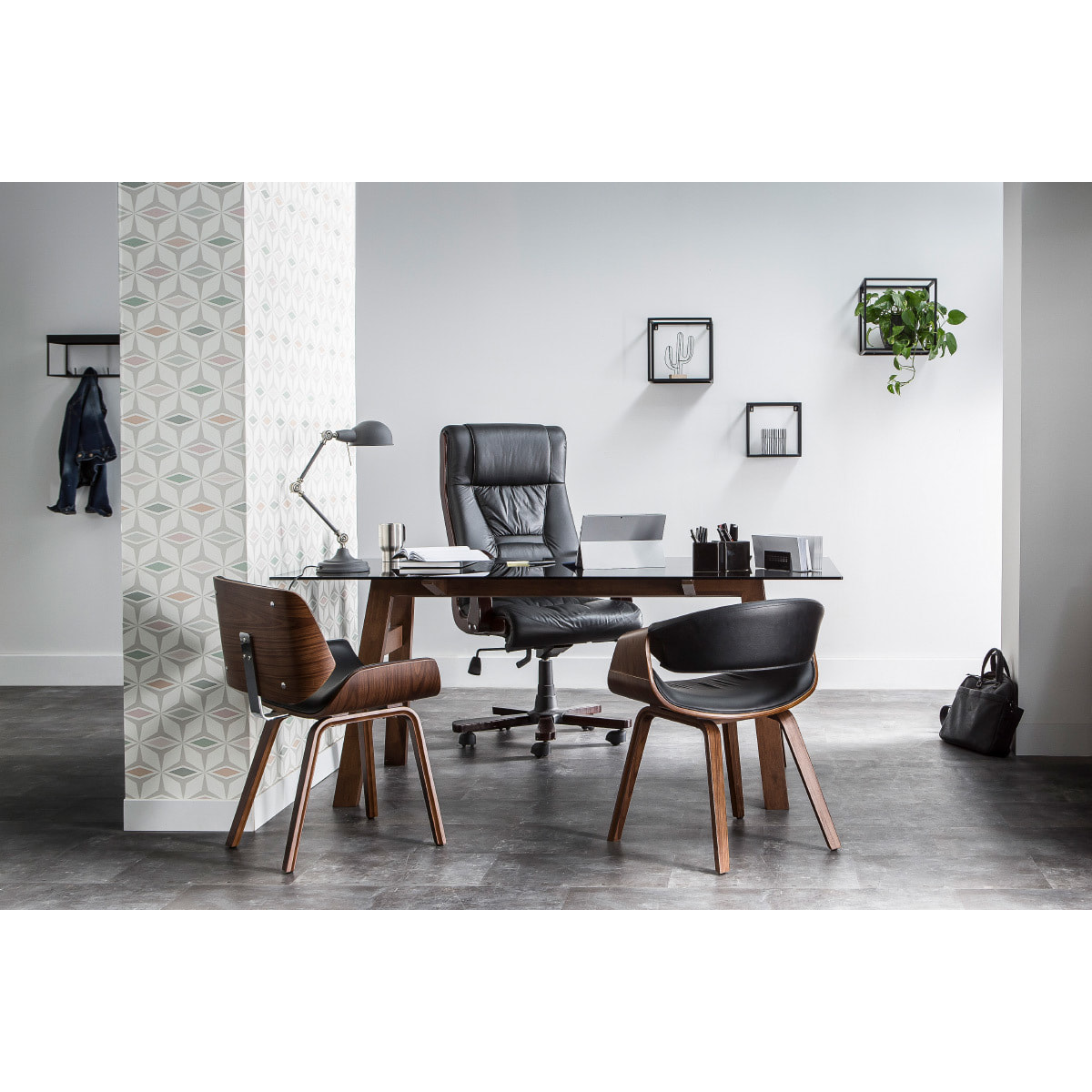 Fauteuil design noir et bois foncé noyer ARAMIS