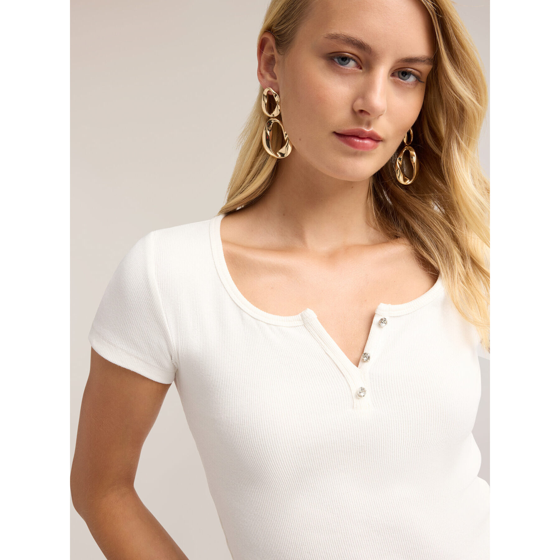 Motivi - T-shirt con scollo a serafino e bottoni gioiello - Bianco