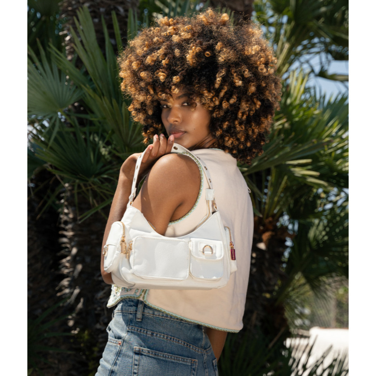 Bolso de hombro blanco con bolsillos