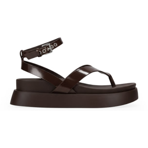 Sandalias de dedo marrones con plataforma