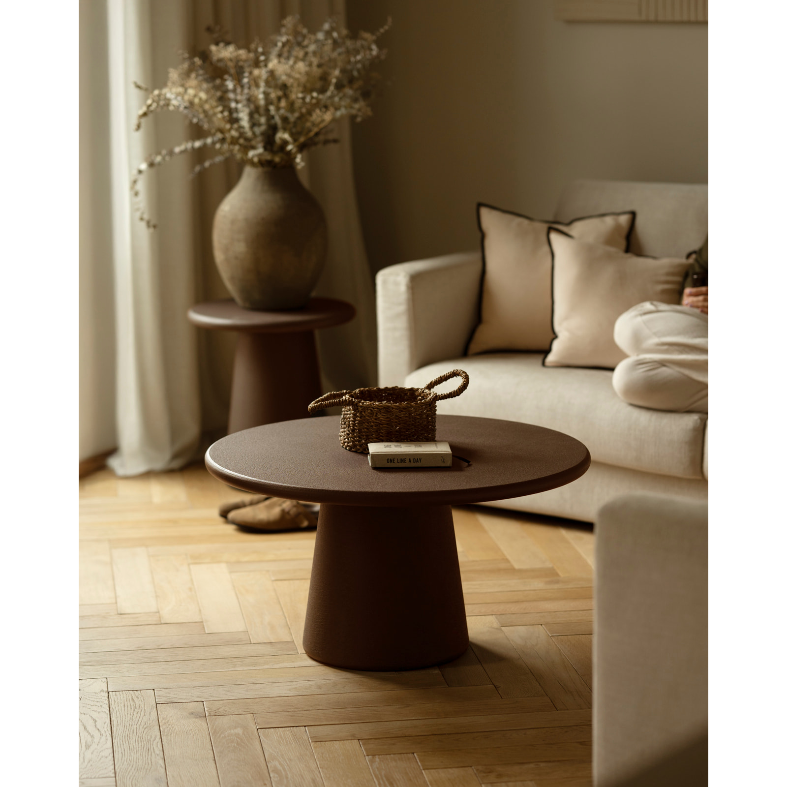 Mesa de centro redonda de microcemento en tono marrón en varias medidas