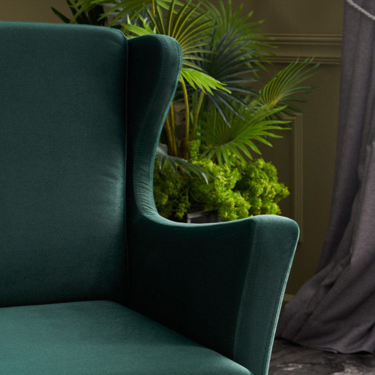 Fauteuil à oreilles en velours vert MATHIS