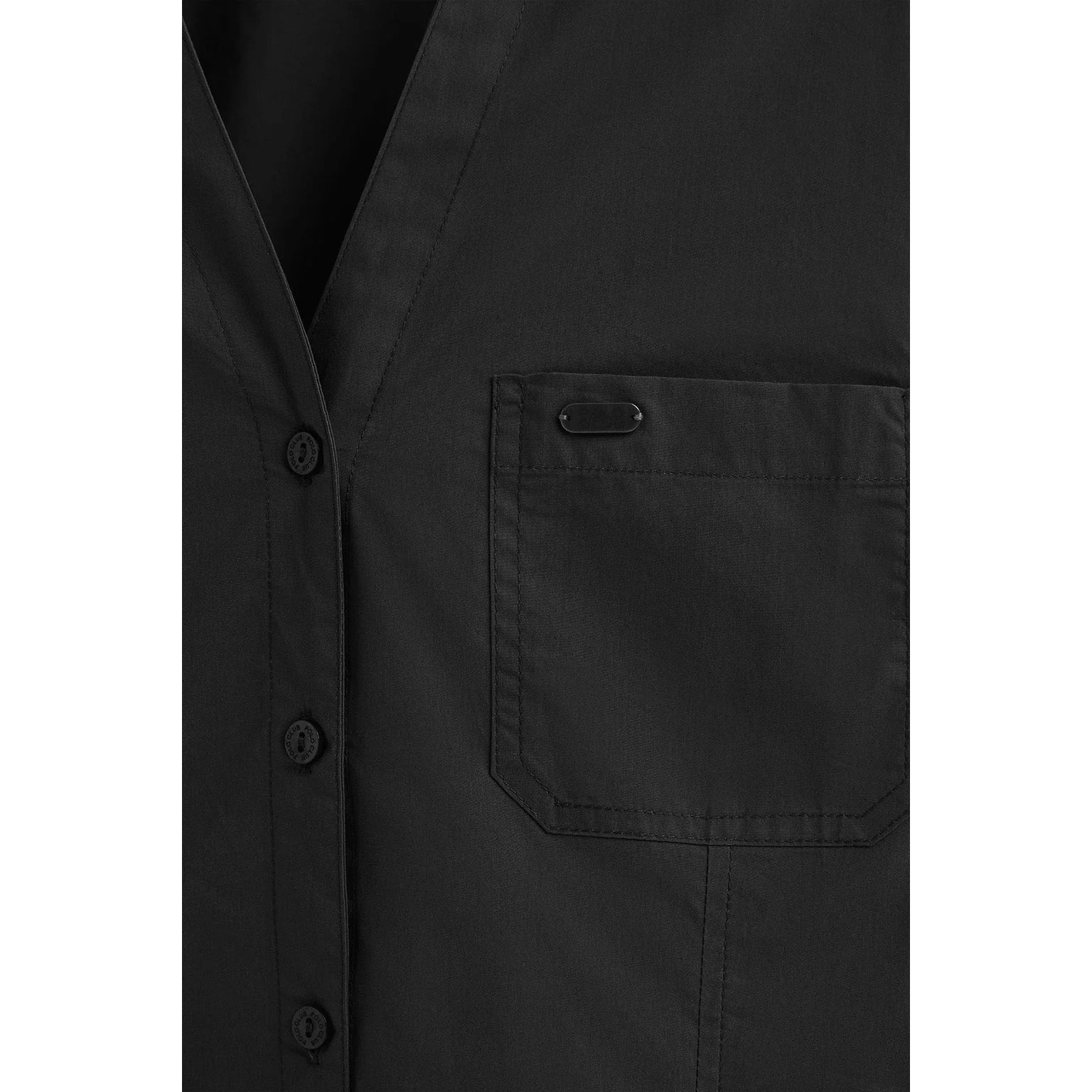 Camisa negra de corte slim y cuello pico