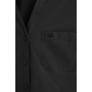 Camisa negra de corte slim y cuello pico