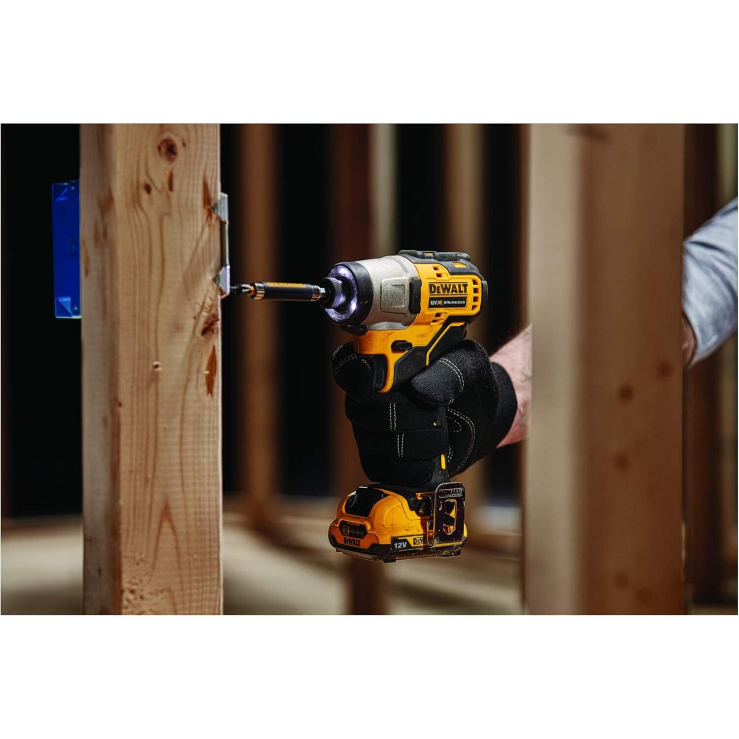 Visseuse à chocs 12V XR - DEWALT - avec 2 batteries 2 Ah - Chargeur - TSTAK- DCF801D2-QW