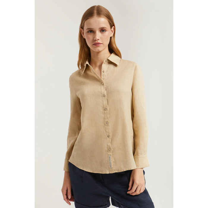 Camicia beige in lino con particolare ricamato