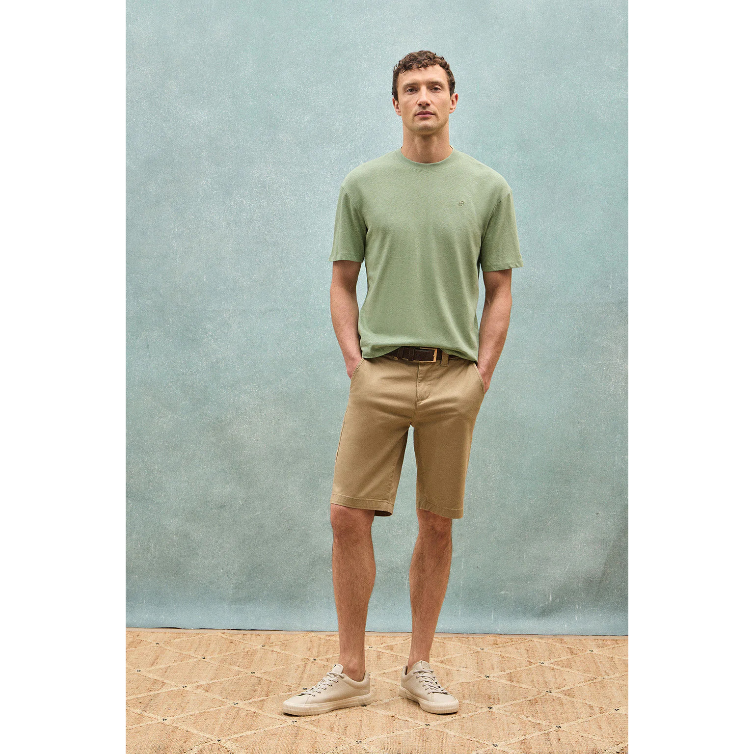 Camiseta verde jade en lino y algodón de cuello redondo y monograma bordado