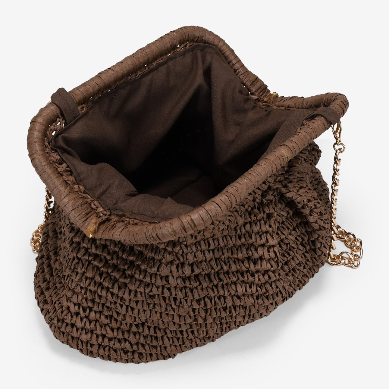 Bolso clutch marrón de rafia con cadena