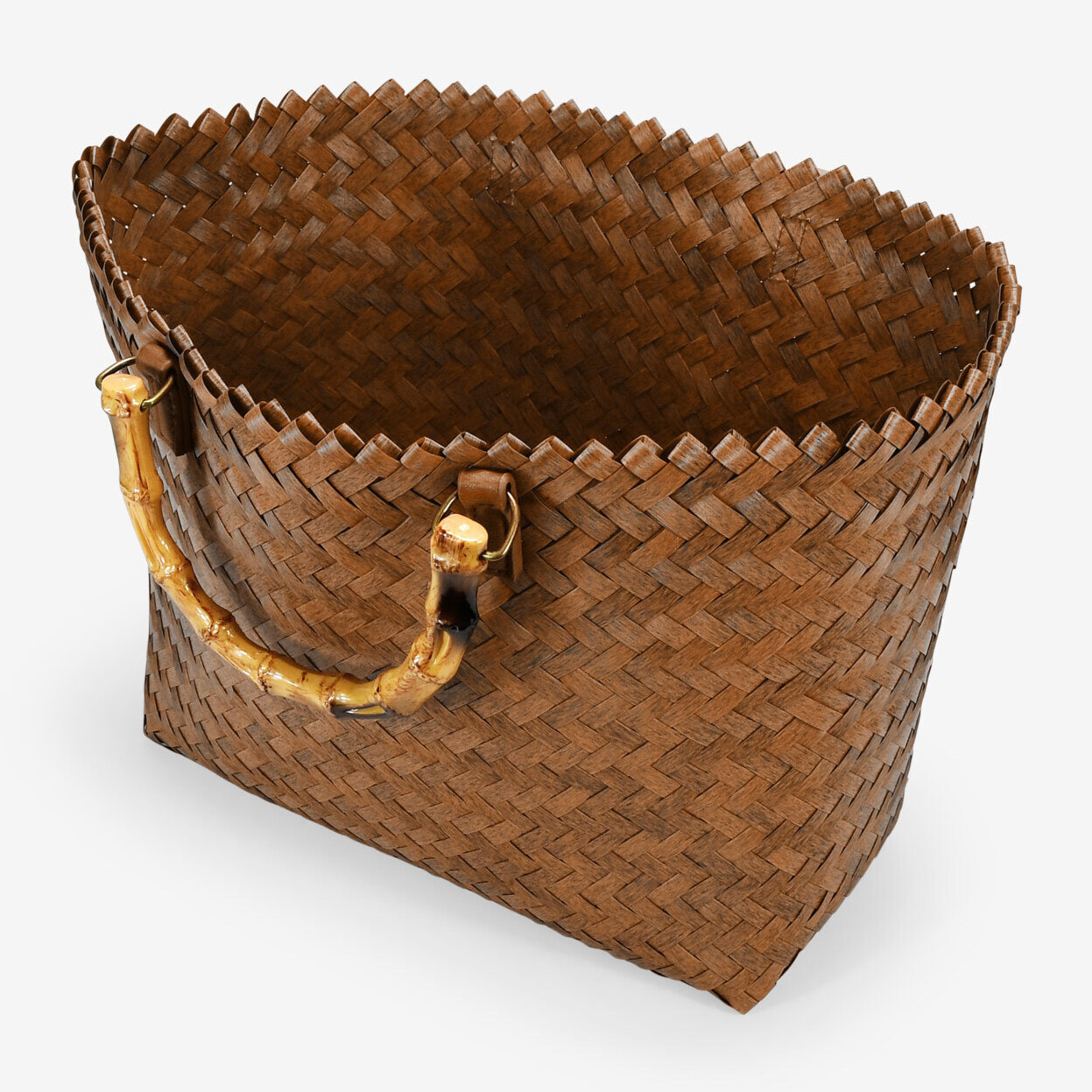 Bolso trenzado marrón con asas de bambú