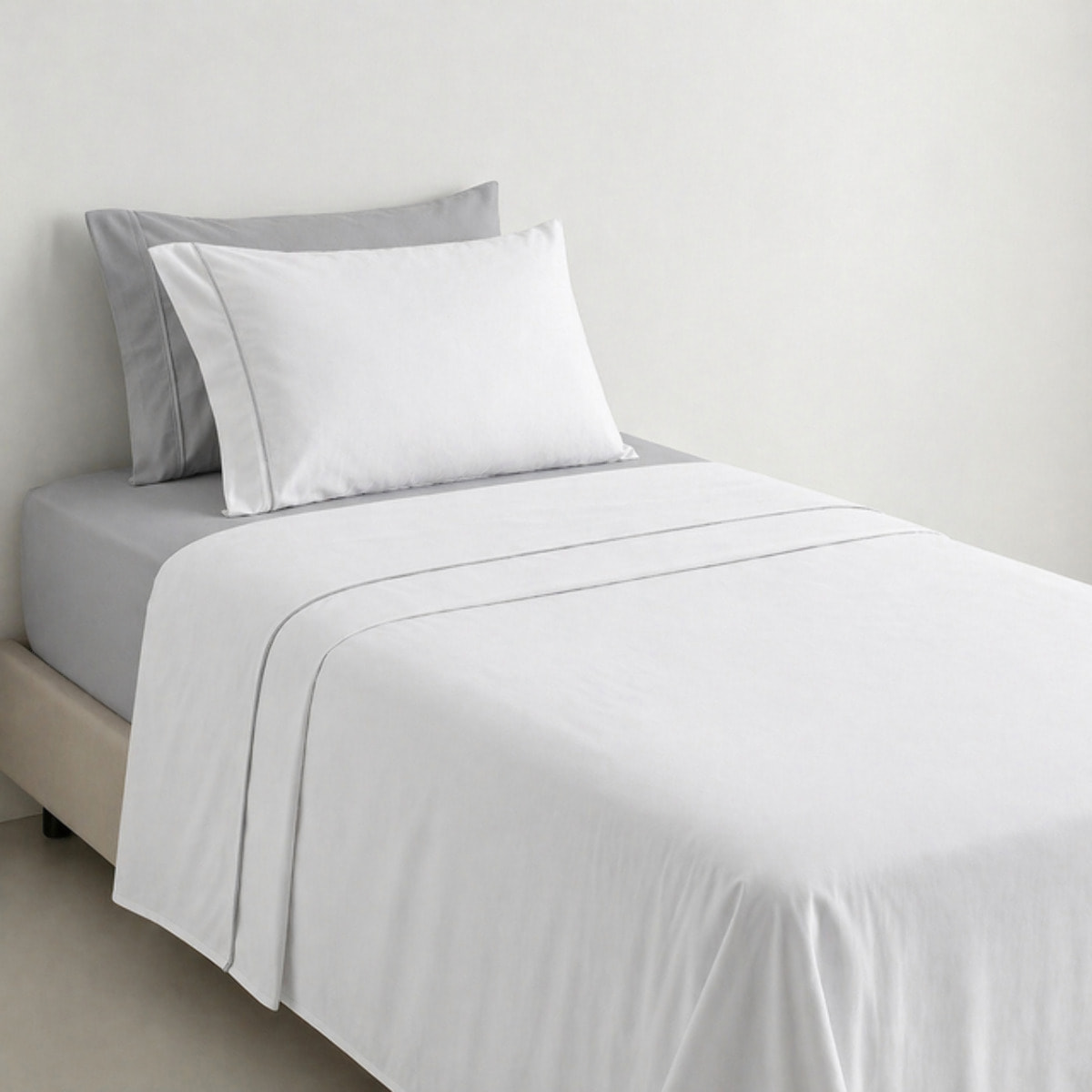 Completo lenzuola singolo in cotone bicolore morbido e traspirante, set letto con lenzuolo sopra, sotto con angoli e federa, design con piping a contrasto elegante, resistente e leggero 116 gsm, certificato OEKO-TEX