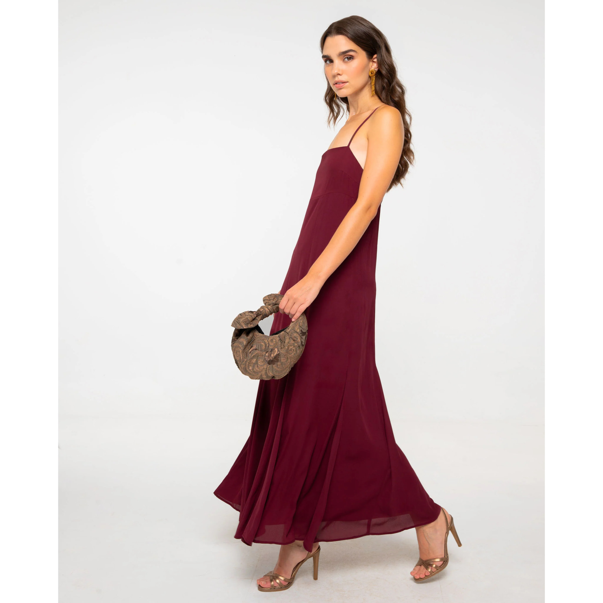 Vestido midi de corte imperio con tirantes