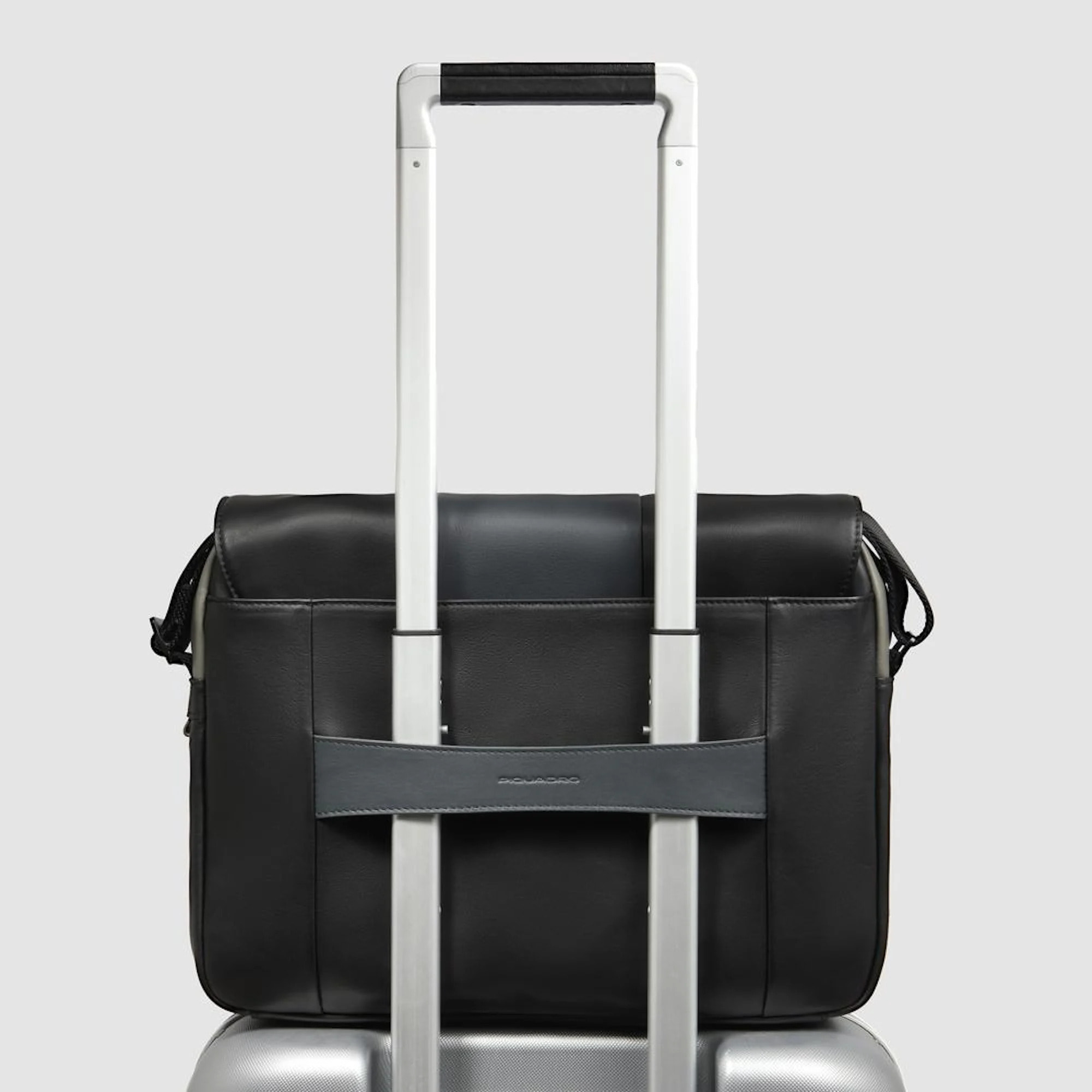 Piquadro Borsa messenger in pelle porta pc con tasca per AirPods®, protezioni antiurto e RFID