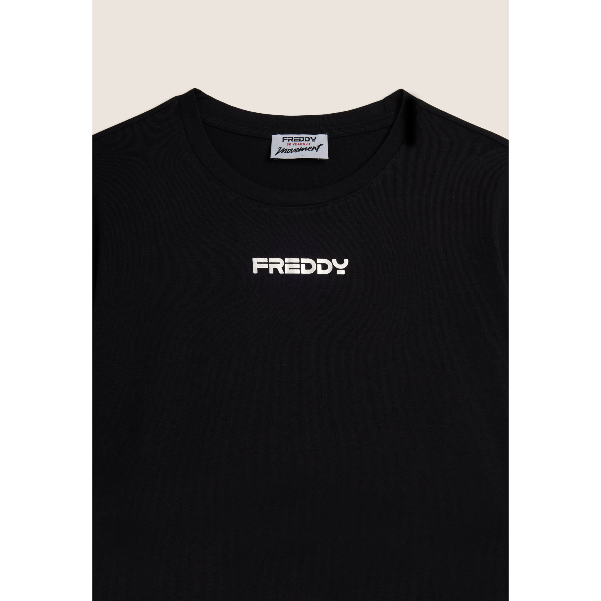 T-shirt con stampa MOV perlata e dettagli a contrasto