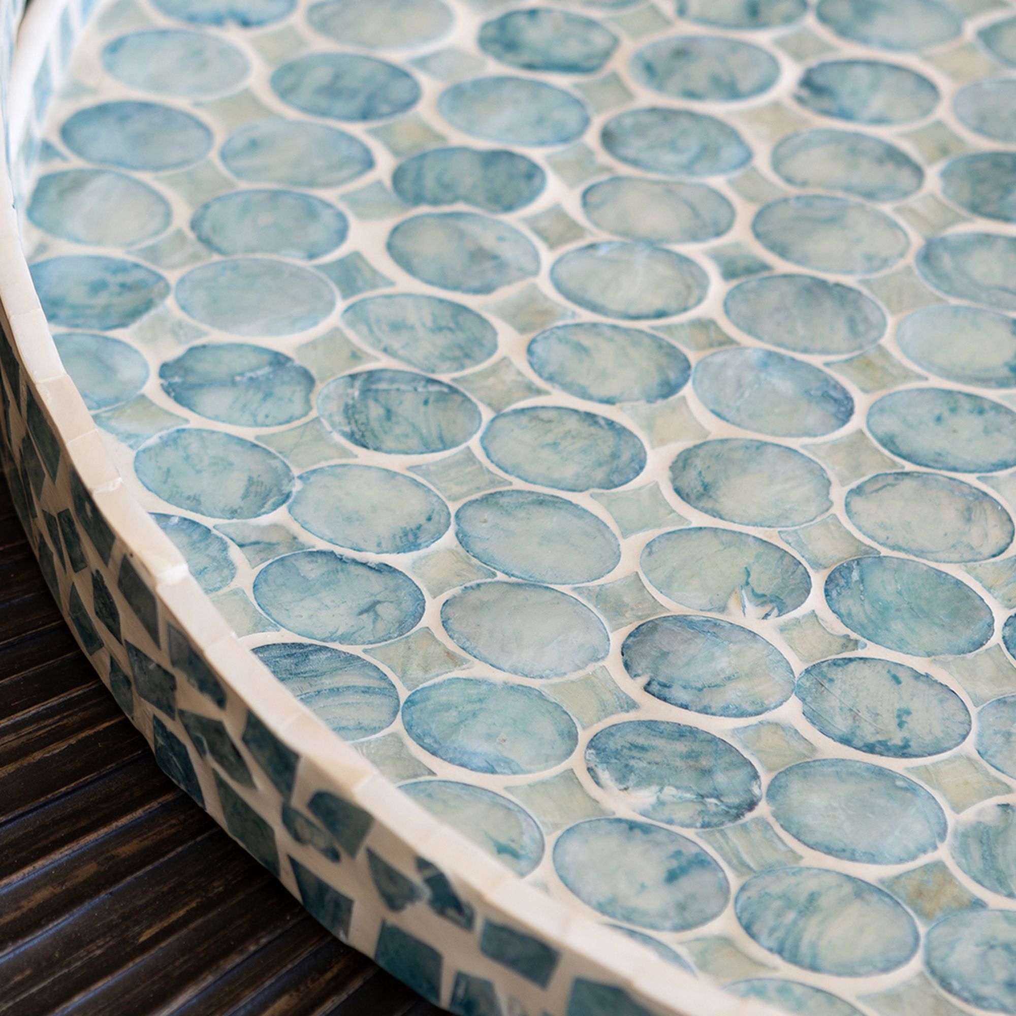 Plateau rond avec poignée en coquille de capiz bleu SOLNA