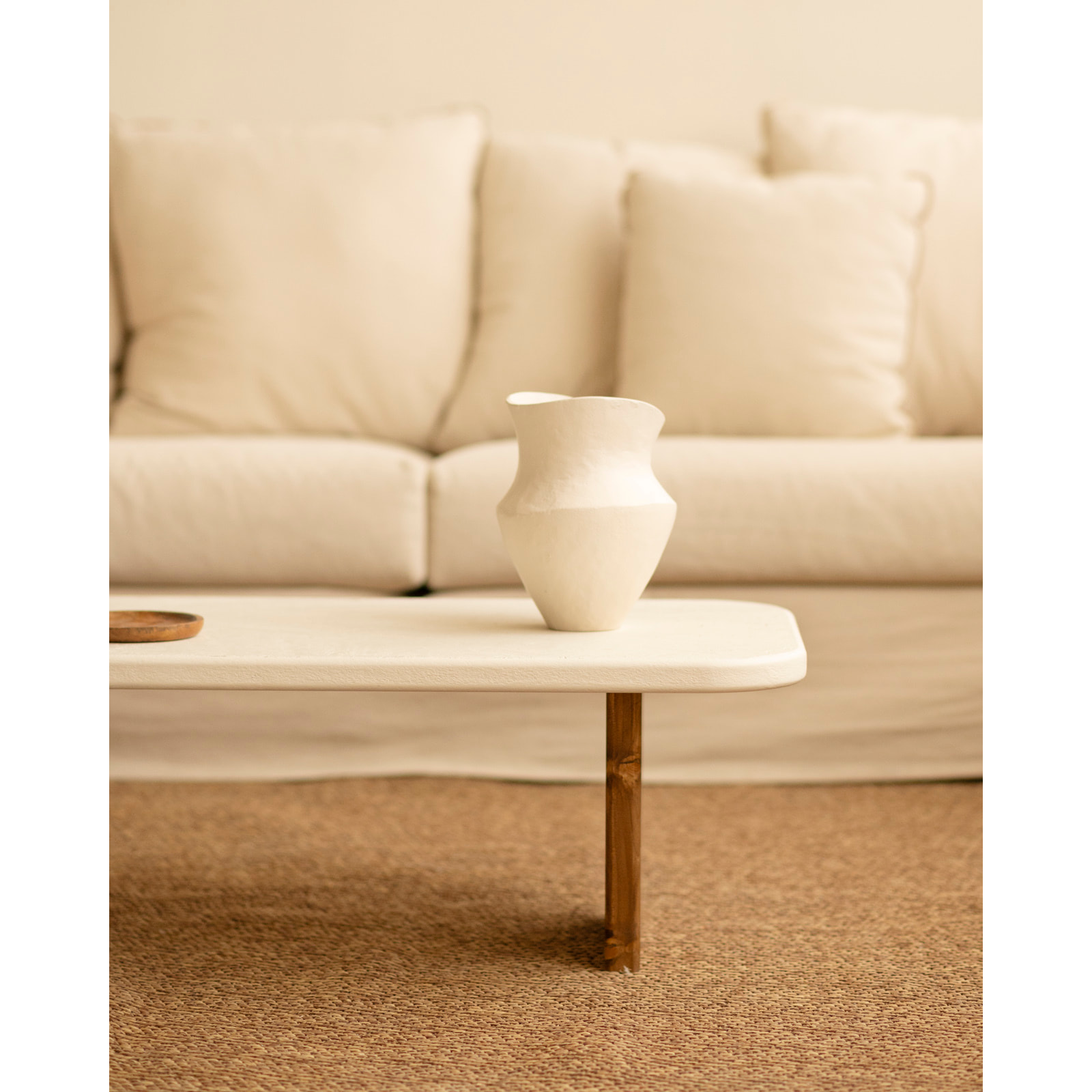 Table basse en microciment avec deux pieds en bois de chêne foncé de 95cm Hauteur: 30 Longueur: 95 Largeur: 45