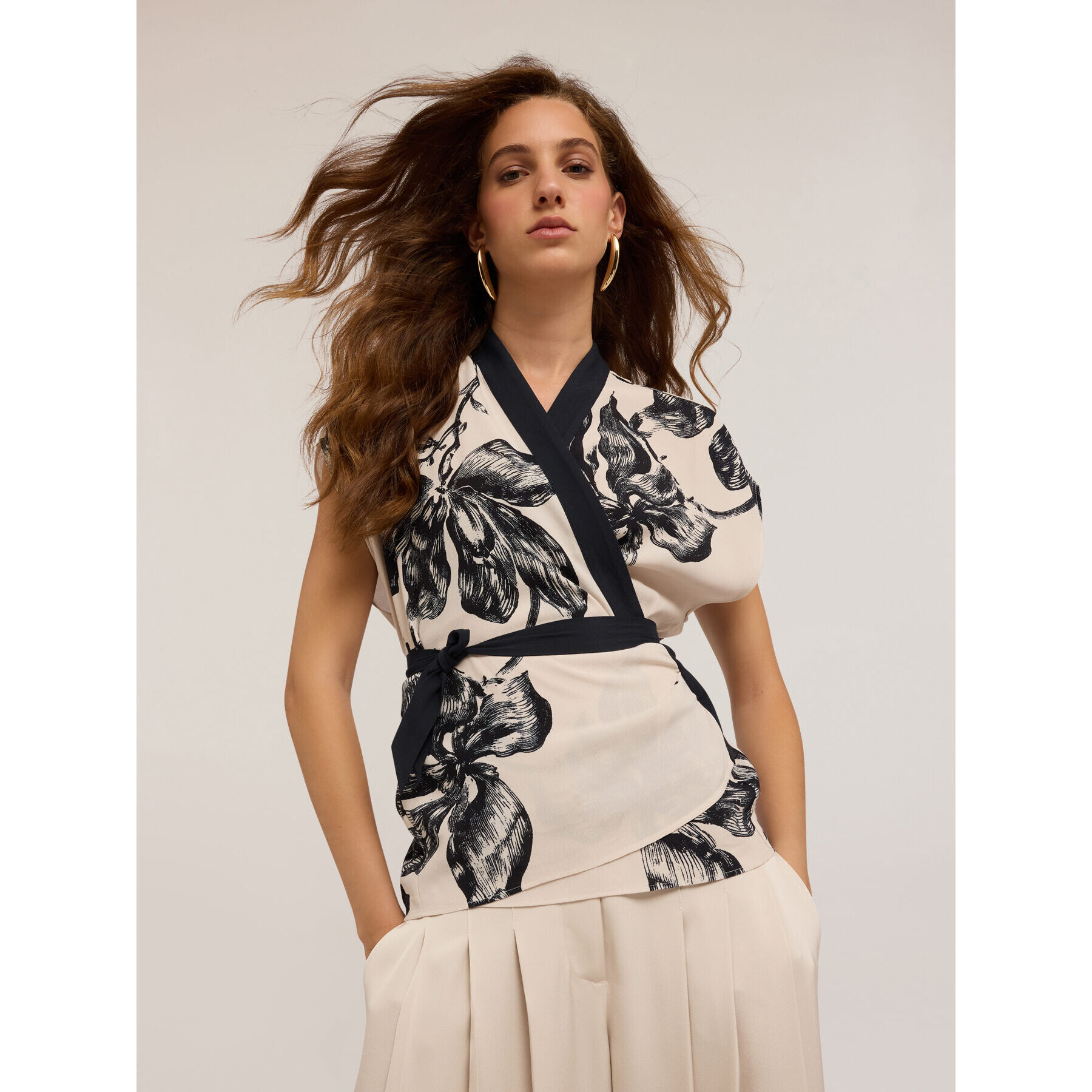 Motivi - Top floreado con cruce - Negro