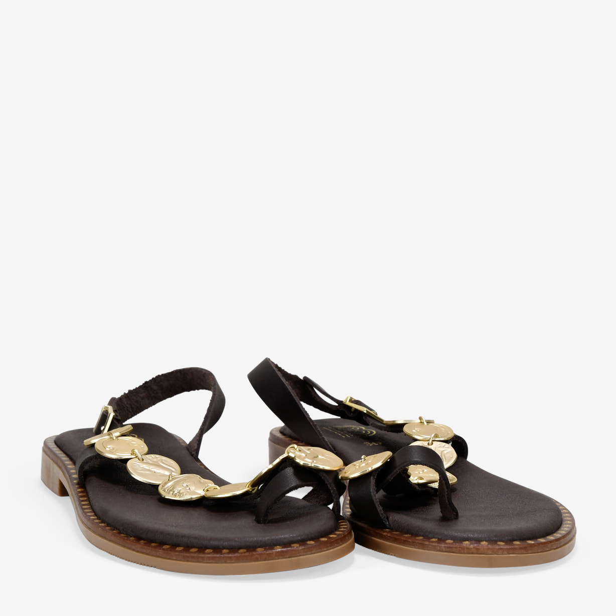 Sandalias de piel marrones con monedas metálicas