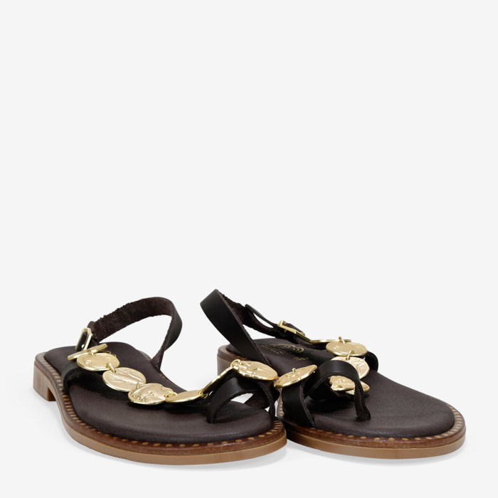 Sandalias de piel marrones con monedas metálicas