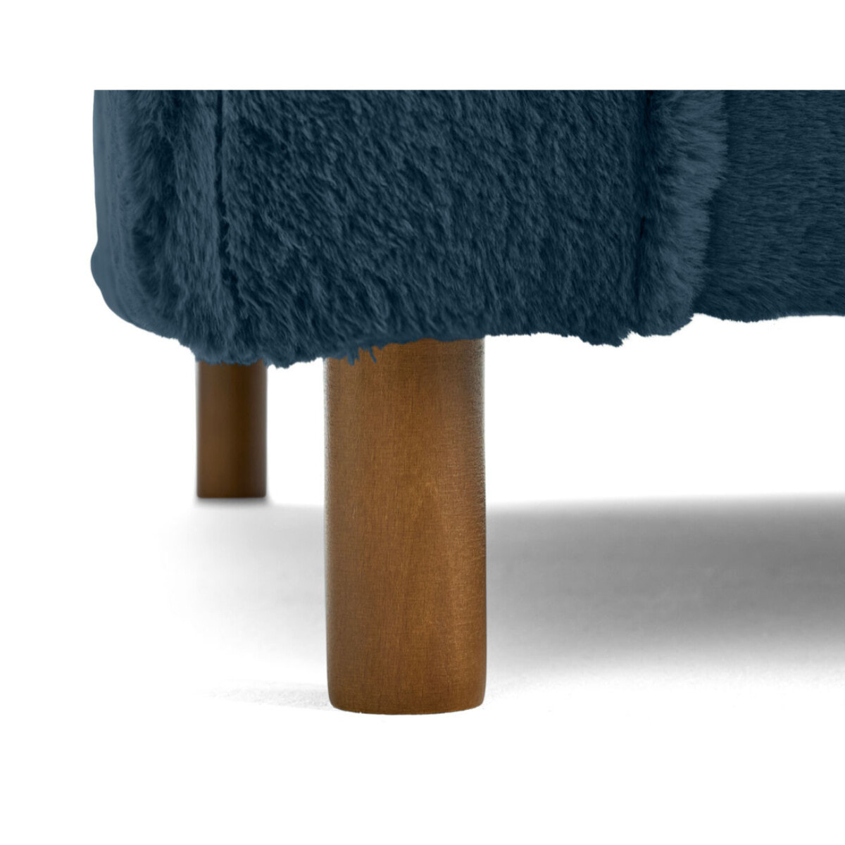 Jake - pouf en fausse fourrure - pieds en bois foncé - Bleu