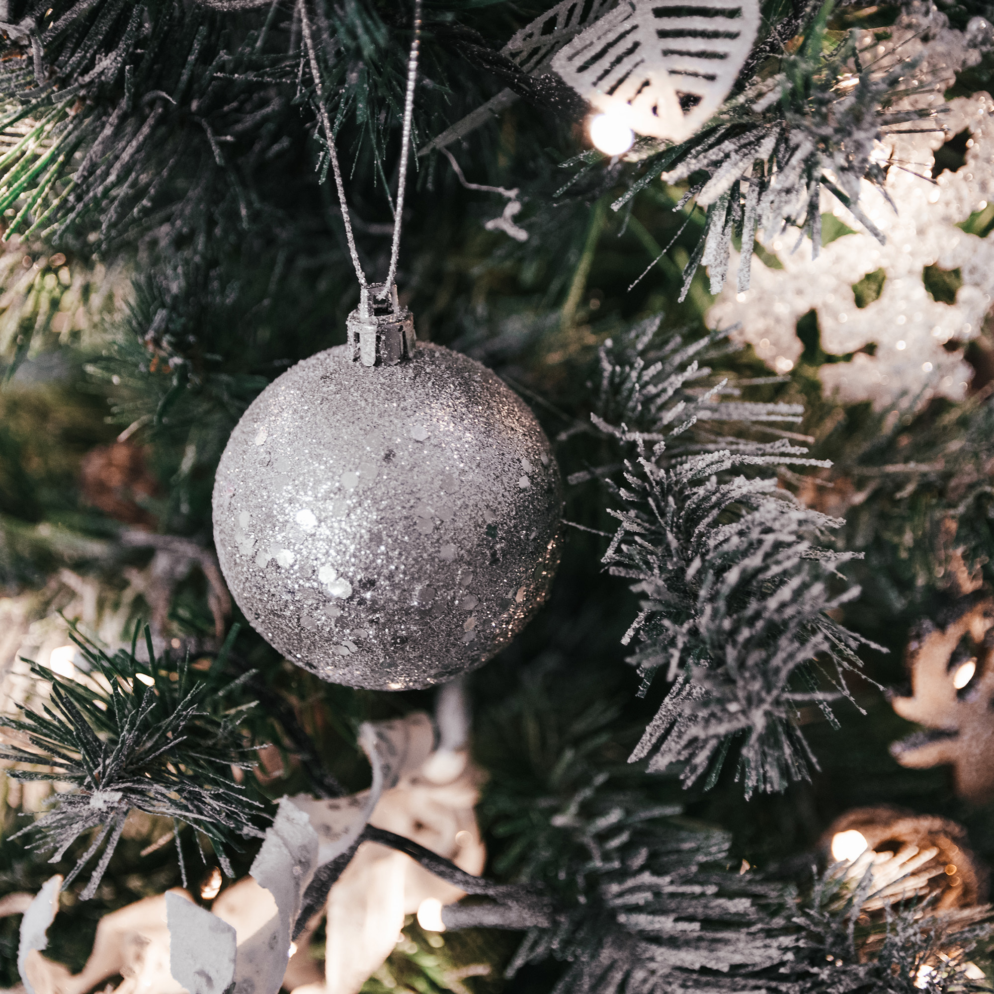 Paquete de 100 bolas color plata de navidad en diferentes acabados y tamaños