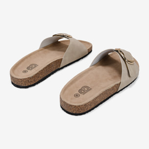 Sandalias planas beige con hebilla metálica