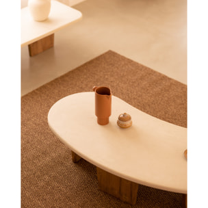 Mesa de centro de microcemento de formas orgánicas con tres patas de madera tono roble oscuro de 120cm Alto: 30 Largo: 120 Ancho: 59.4